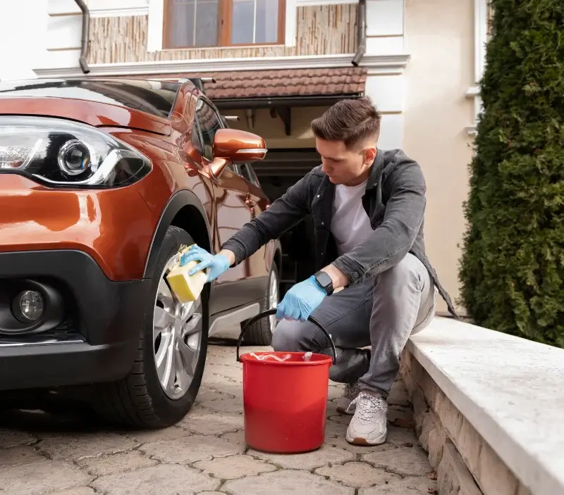 Lavage auto à domicile Écaquelon : professionnel intervenant sur un véhicule
